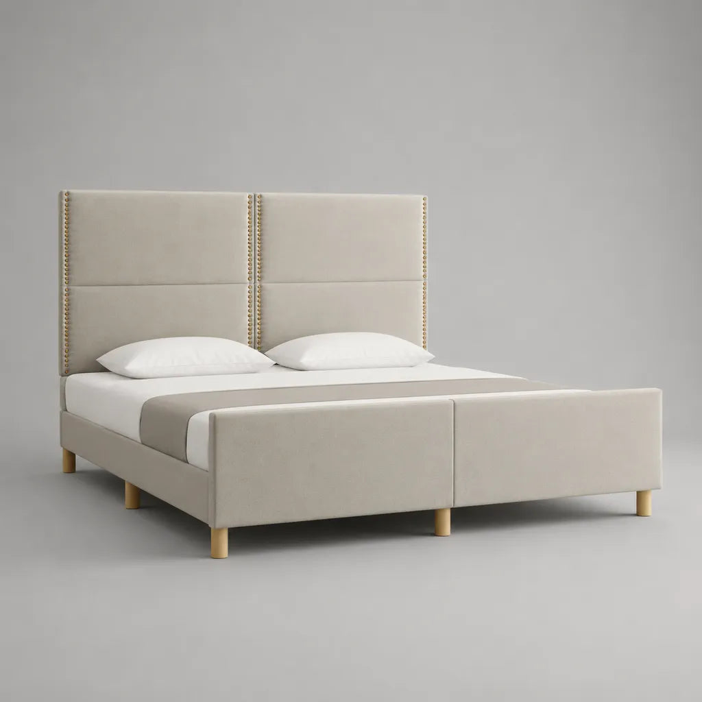 Letto matrimoniale imbottito in velluto poliestere beige con testiera alta e borchie dorate, per materassi 160 × 200 cm, dimensioni 171 × 215 × 130 cm