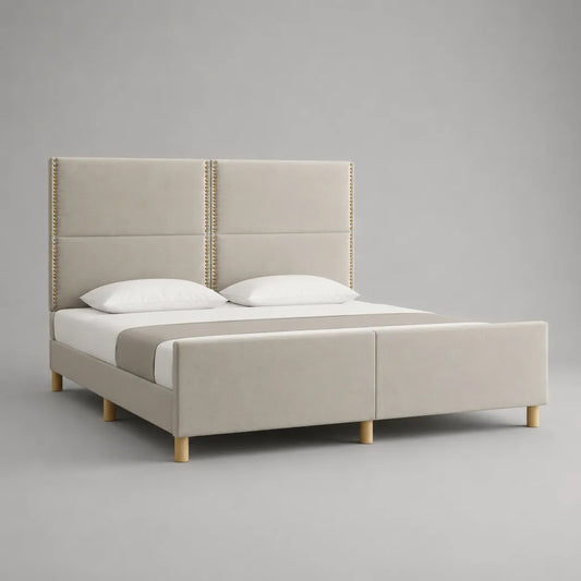 Letto matrimoniale imbottito in velluto poliestere beige con testiera alta e borchie dorate, per materassi 160 × 200 cm, dimensioni 171 × 215 × 130 cm